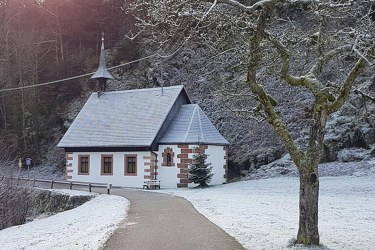 eingeschneite Kapelle am Waldrand