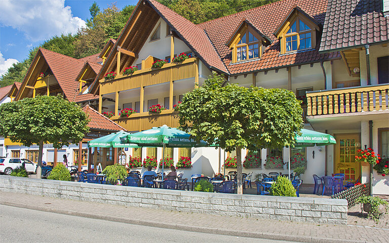 Blick auf die Hotelterrasse im Sommer
