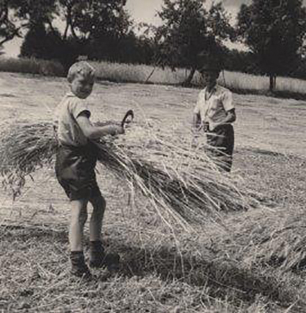 Foto von Otmar und Richard Bonath als Kinder auf dem Feld
