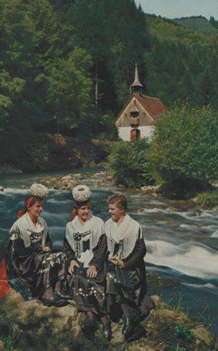 Foto von drei Mädchen in heimischer Tracht vor der Steigkapelle