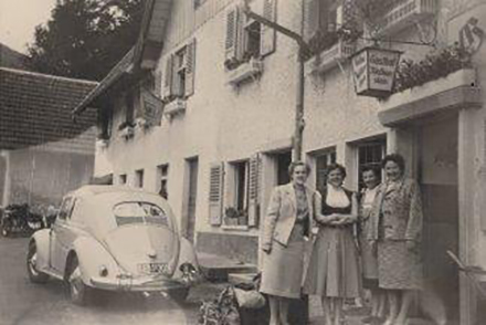 Foto eines alten VW Käfers vor dem Walkenstein