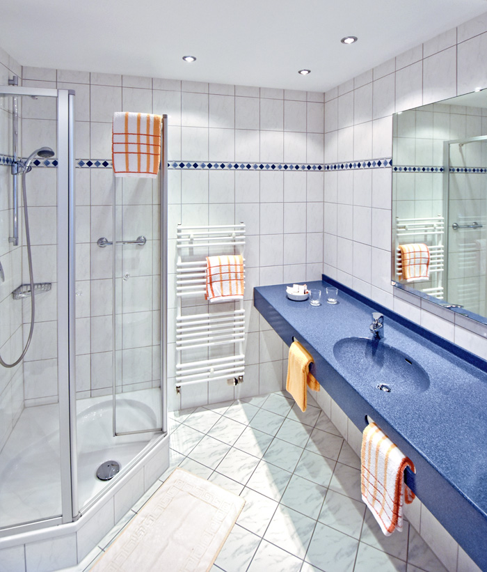 Blick auf das moderne Badezimmer mit großer Dusche