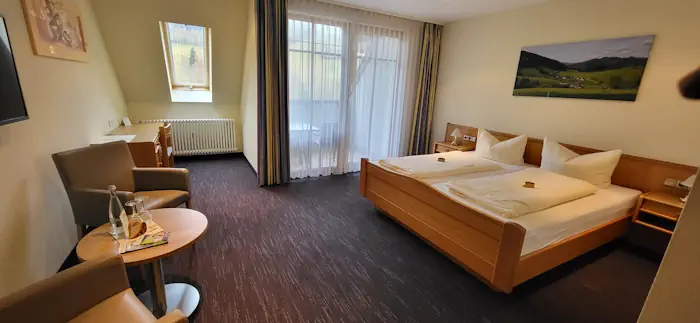 Juniorsuite mit Doppelbett und großer Fensterfront