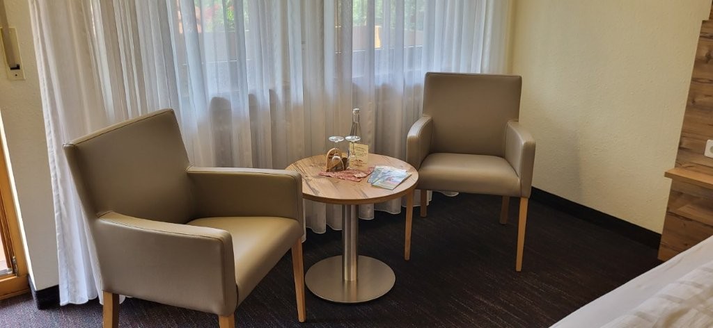 Sessel und Tisch im Stammhaus