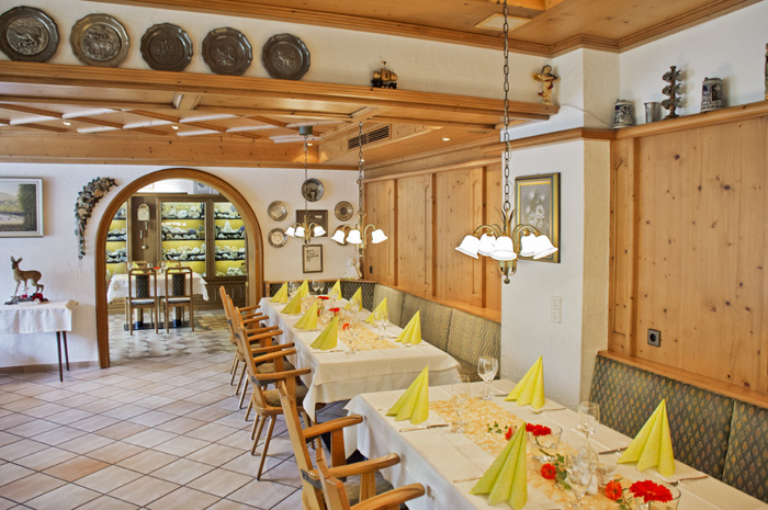 Foto einer festlich eingedeckte Tafel im großen Saal